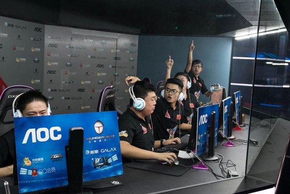 界活动中 界活动中